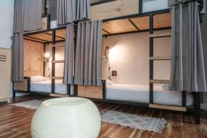 开普敦Villa Viva Cape Town的带凳子的客房内的两张双层床