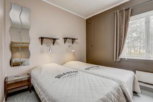 Lärbro莱尔布鲁/格兰内恩STF旅馆的一间卧室设有两张床和窗户。