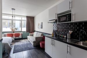 布鲁塞尔Hey - Aparthotel Brussels的一个带水槽的厨房和一间客厅