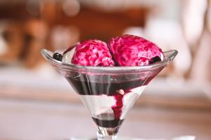 切佩拉雷Хотел Феникс的玻璃盘中两个粉红色的冰淇淋球