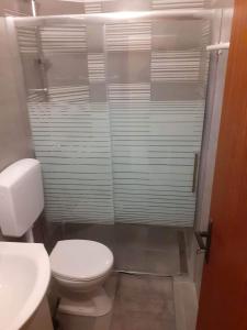 拉布Apartments Felicce的浴室配有白色卫生间和淋浴。
