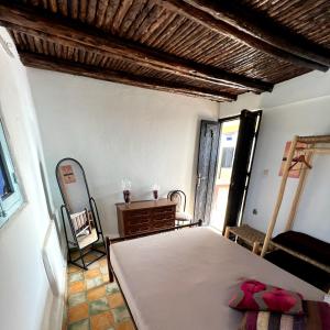 塔哈佐特La colina House taghazout的一间卧室配有一张床和镜子