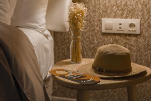 塞维利亚room Select Tetuán的坐在床边桌子上的帽子