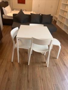 博洛尼亚Savenella Apartments的客厅配有白色的桌椅