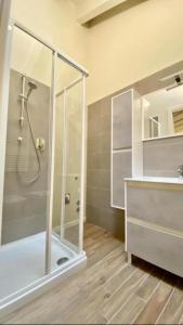 博洛尼亚Savenella Apartments的带淋浴和盥洗盆的浴室