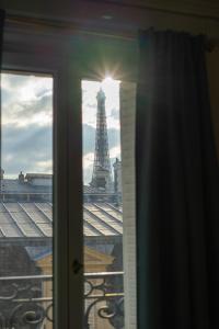 巴黎Eiffel Tower view Residence的从窗户可欣赏到艾菲尔铁塔的景色