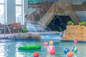 巴克斯特布雷纳德湖阿罗伍德酒店的一个带瀑布和滑梯的游泳池