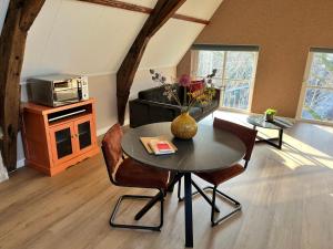 济里克泽De Haven的客厅配有桌椅和微波炉。