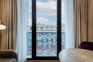 塞维利亚Querencia de Sevilla, Autograph Collection的客房设有窗户,享有建筑的景致。
