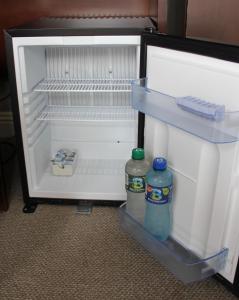 杜林Riverbank Rooms的配有两瓶水的开放式冰箱
