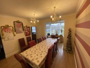 布莱克浦Blackpool Abode - Caxton Lodge的一间配备有桌椅和圣诞树的用餐室