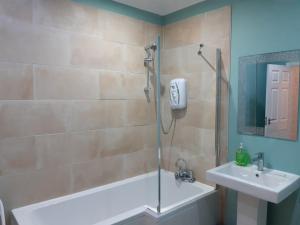 布莱克浦Blackpool Abode - Caxton Lodge的带浴缸、水槽和淋浴的浴室