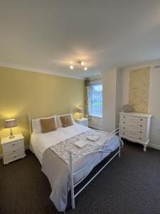 布莱克浦Blackpool Abode - Caxton Lodge的一间卧室设有床、两个床头柜和窗户