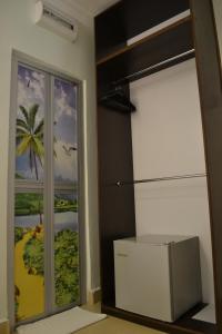峇六拜DR槟城酒店 的一间房间,设有滑动玻璃门,享有海滩美景