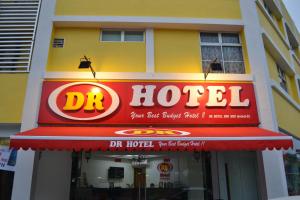 峇六拜DR槟城酒店 的建筑上带红色遮篷的阿奎食品餐厅