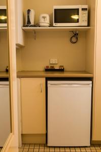 布里斯班兰开斯特科特汽车旅馆的一间带微波炉和冰箱的小厨房