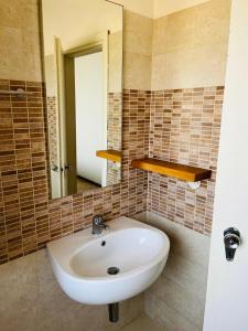 丽都迪萨维奥Hotel Lima的浴室设有白色水槽和镜子