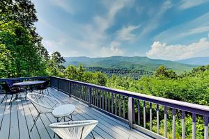 Barenberg Cabin - Secluded Unobstructed Panoramic Smoky Mountains View with Two Master Suites, Loft Game Room, and Hot Tub