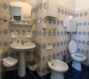 Pieve di TecoAlbergo Dell'Angelo的蓝色和白色的浴室设有水槽和卫生间