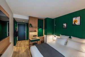 潘波勒Les Hauts de Kerano的一间卧室设有一张床和绿色的墙壁