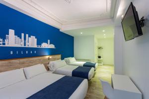毕尔巴鄂Casual Blue的酒店客房设有两张床和一台平面电视。