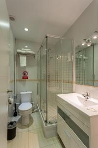 毕尔巴鄂Casual Blue的浴室配有卫生间、淋浴和盥洗盆。
