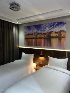 丹吉尔Hotel Appartement Tanger的墙上画画的房间里设有两张床