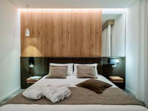 梅斯特Venice Green Residence的一间卧室配有一张大床和两个枕头