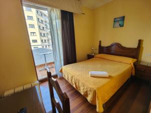 维戈Pensión Residencia Buenos Aires的一间卧室设有一张床和一个大窗户