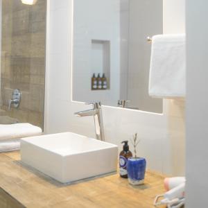 蒂尔卡拉Bella Tilcara Boutique Hotel的浴室设有白色水槽和镜子