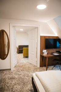 爱尔福特赞姆诺德安姆安格酒店的一间卧室配有一张床、一张书桌和一面镜子
