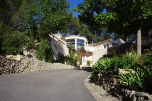 卡斯泰尔诺勒莱B&B Villa Castelnau Montpellier的石墙和车道的房子