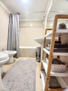 阿尔布费拉Feliz Algarve的一间带双层床和卫生间的浴室