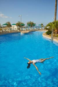 坎帕斯蒂利亚阿鲁尔苏尔仅限成人酒店的躺在游泳池里的男人