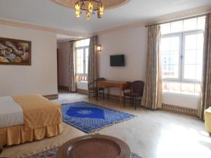 纳祖尔纳多尔住宿加早餐旅馆的一间卧室配有一张床、一张桌子和一张书桌
