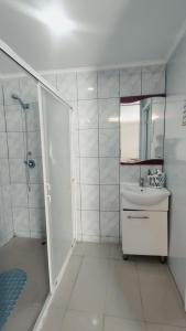 伊基克Hotel Flamingo Express的带淋浴和盥洗盆的白色浴室