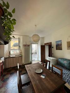 奥梅尼亚Casa Sasso e Legno的客厅配有木桌和沙发