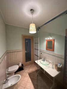 奥梅尼亚Casa Sasso e Legno的一间带水槽、卫生间和镜子的浴室