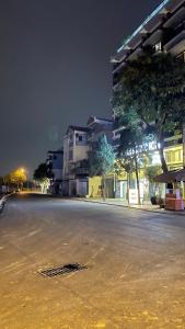 河内Moc Hoang Hotel的城市里一条空的街道