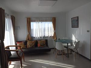 科金博Atardeceres Tongoy - Cabaña 4 personas condominio privado Tanguemar的客厅配有沙发和桌子