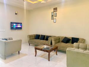 拉瓦尔品第Bahria Residency的带沙发和咖啡桌的客厅