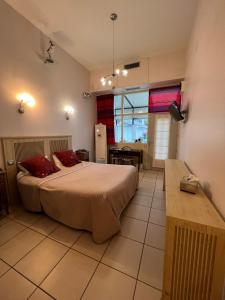 伊沃托瓦切斯勒马尼尔酒店的一间卧室配有一张带红色枕头的大床