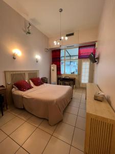 伊沃托瓦切斯勒马尼尔酒店的一间卧室配有一张带红色枕头的大床