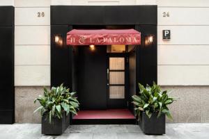 巴塞罗那H La Paloma Boutique的红色标牌的酒店入口