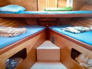 斯培西亚Motobarca Oceania的船上的两张双层床,带箱子
