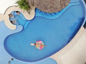 别霍港卡里布鲁海滩及丛林度假酒店的游泳池模型,里面装有美人鱼