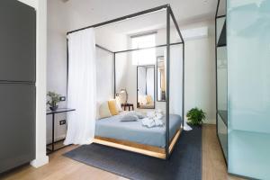 锡拉库扎Stay In Ortigia的一间卧室配有一张带镜子的天蓬床