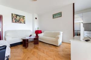 苏佩塔斯卡德拉加Apartments Katica的客厅配有2把白色椅子和桌子