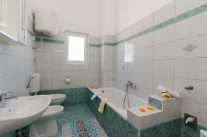 普纳特克鲁诺斯拉夫公寓的带浴缸、卫生间和盥洗盆的浴室