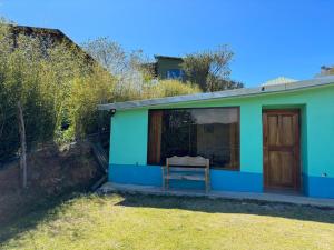 蒙泰韦尔德哥斯达黎加Lidia's Mountain View Vacation Homes的蓝色和绿色的房子,设有窗户